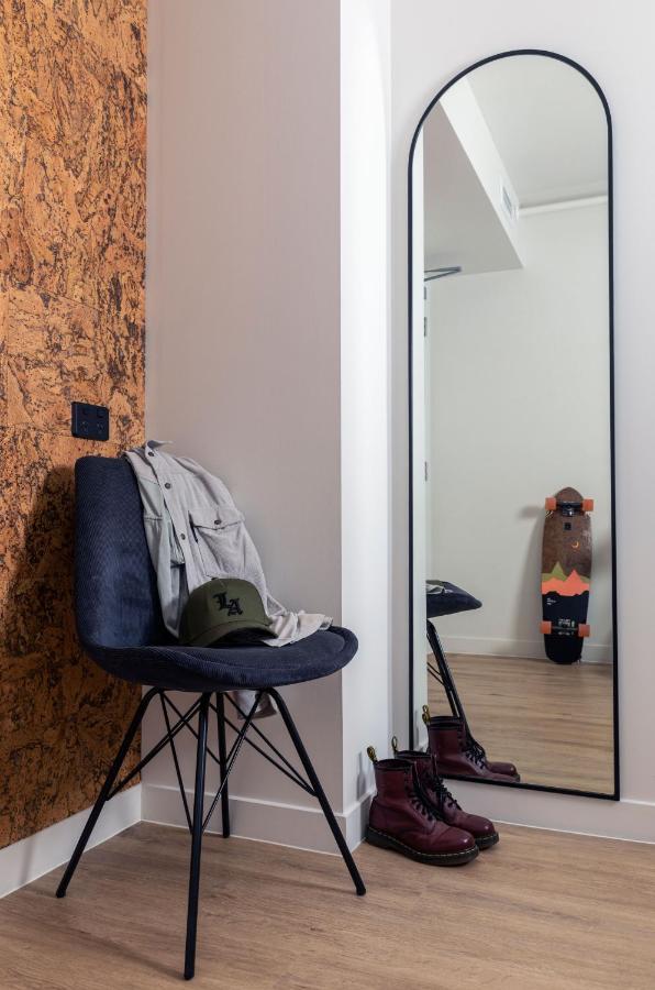 Lylo Auckland Hotel Dış mekan fotoğraf A long mirror