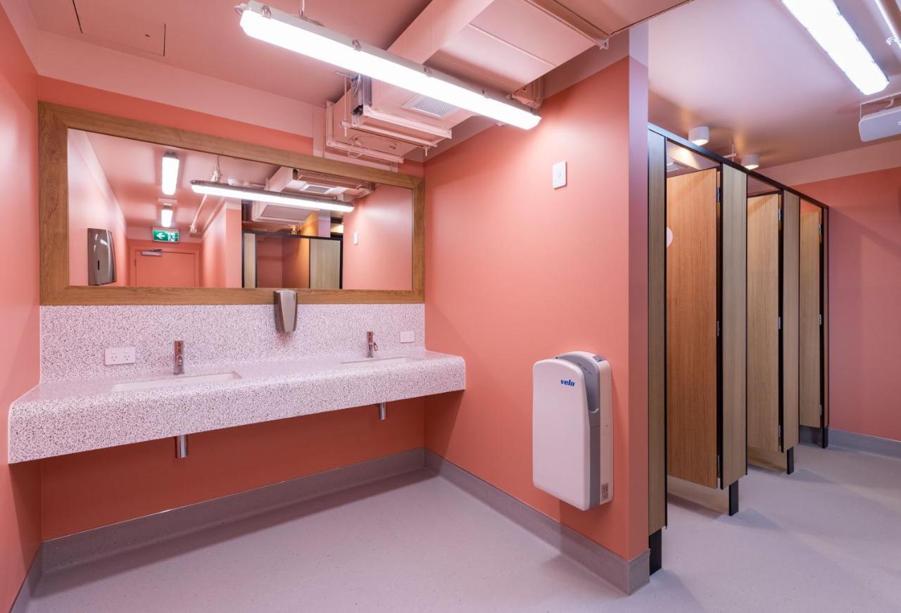 Lylo Auckland Hotel Oda fotoğraf The new toilet block